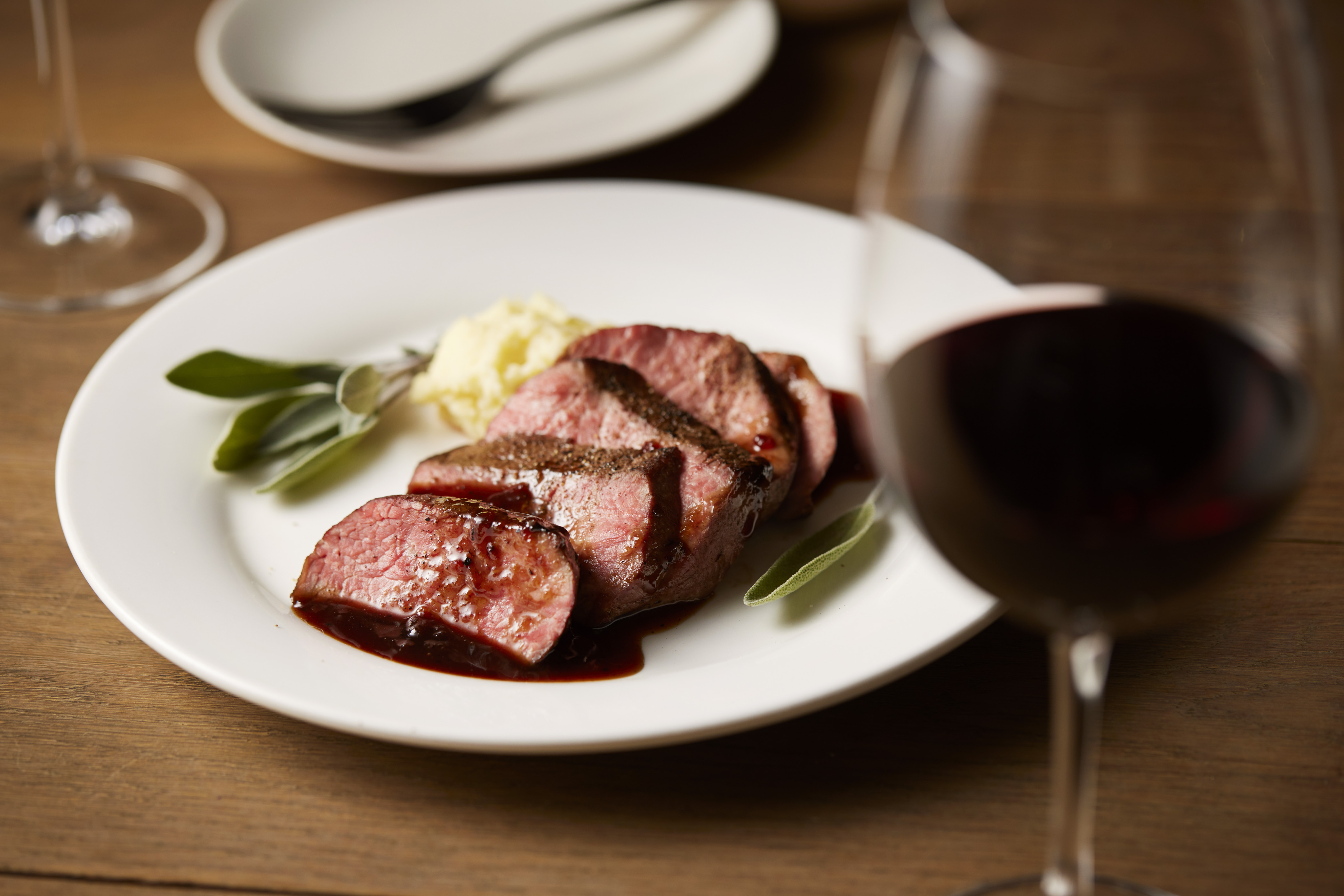 贅沢にステーキとワインを