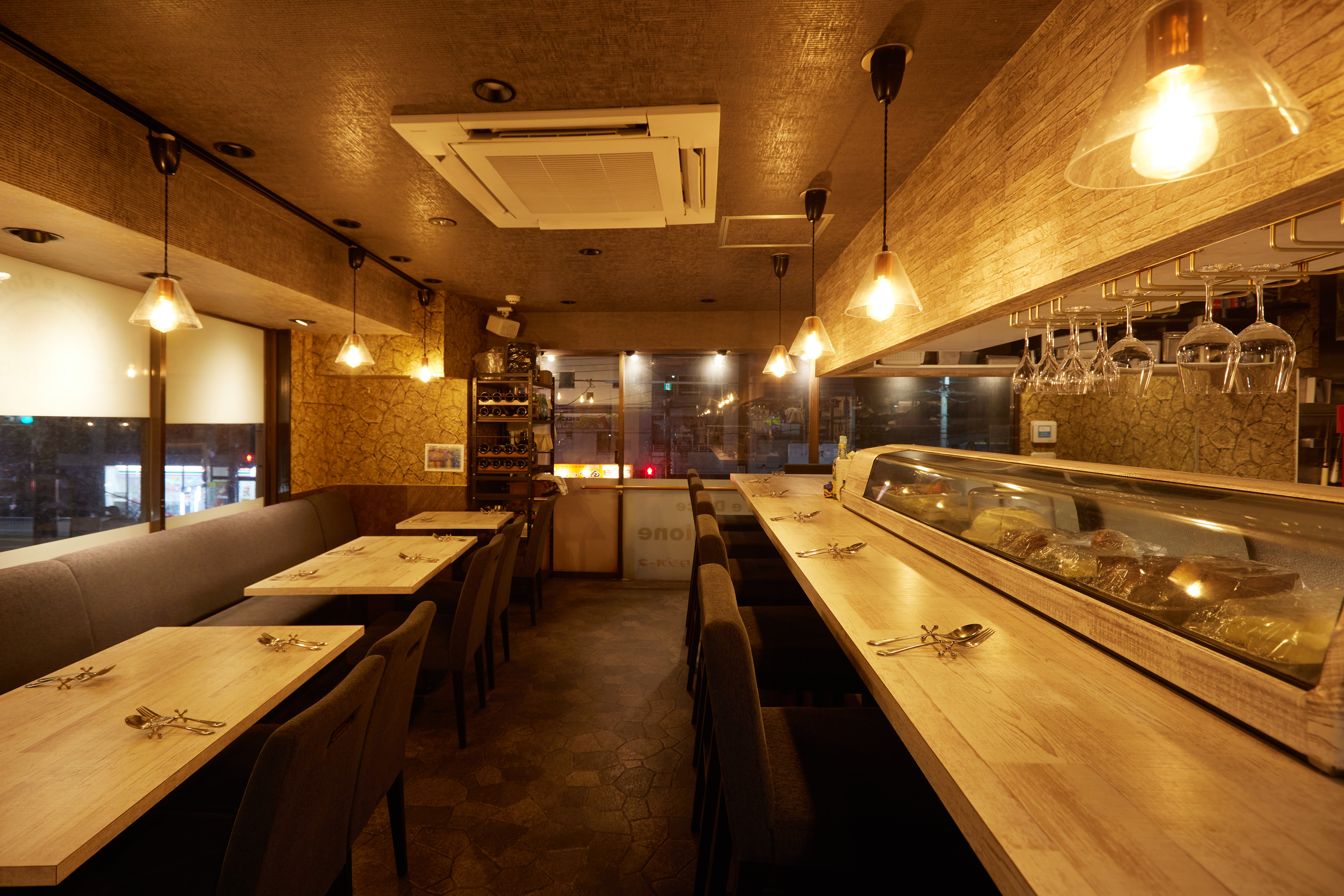 店内テーブルとカウンター