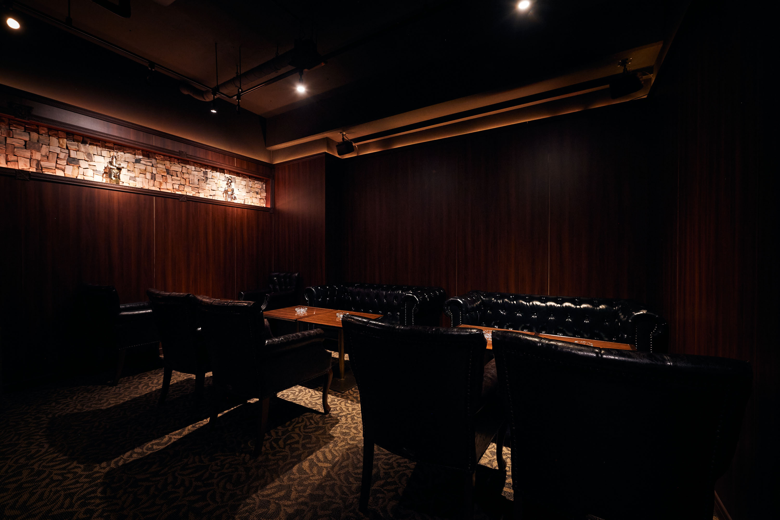 Bar TACT店内・ソファーとテーブル席