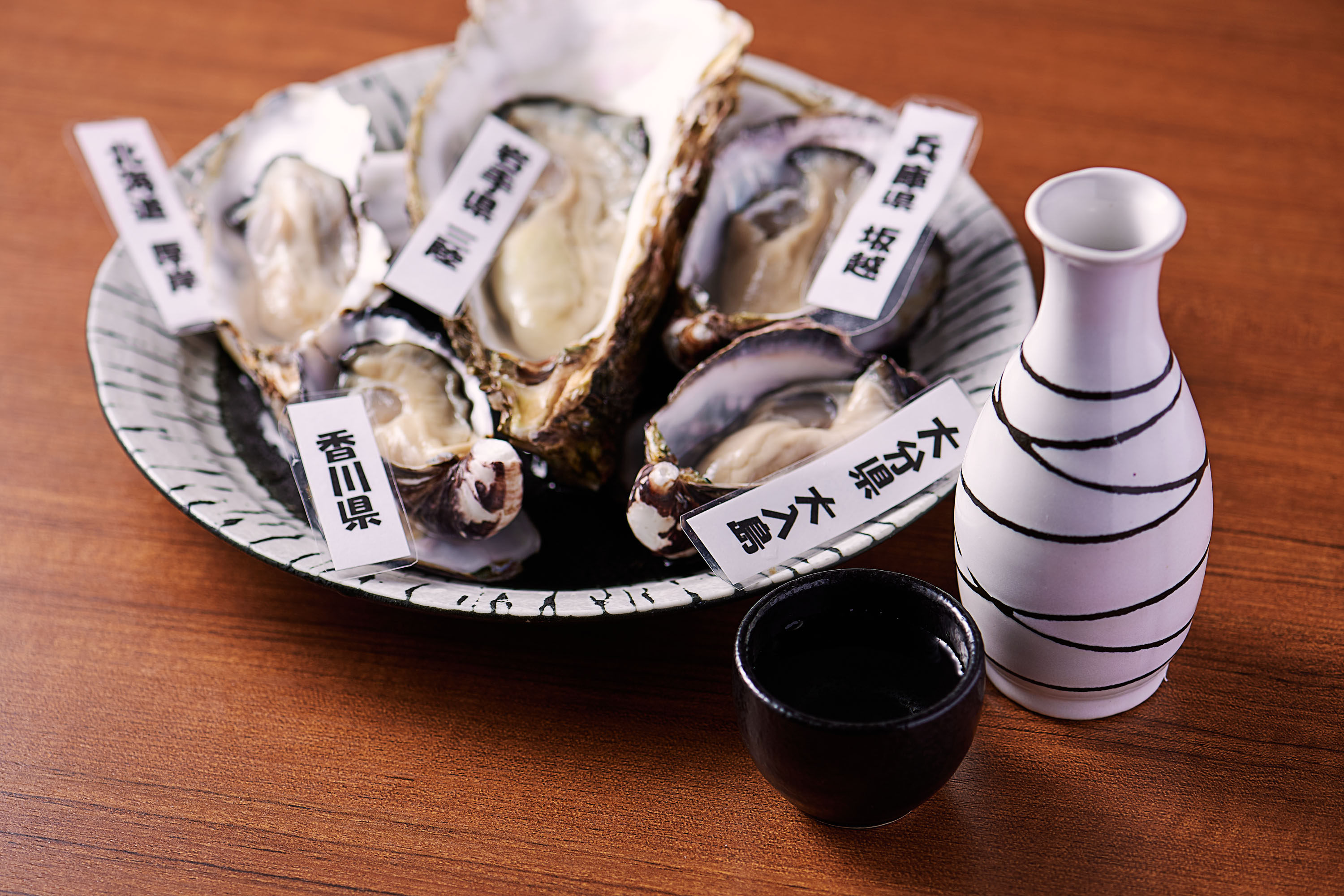 生牡蠣食べ比べと日本酒